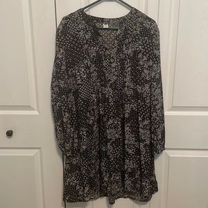 Old Navy Dress. Black and White long sleeve dress with v neck collar. Size Large
